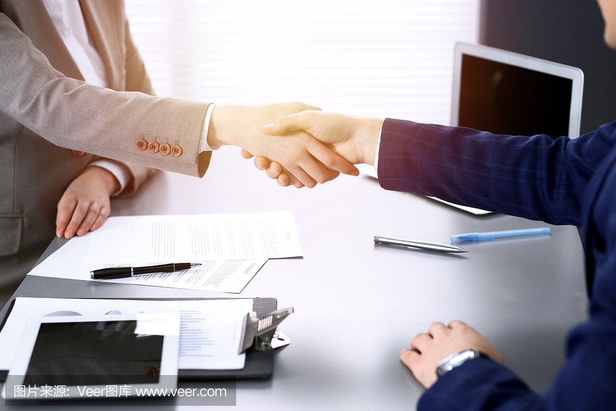 商務人士握手,結束會議。文件簽署,協議和律師咨詢概念。