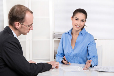 商務(wù)會(huì)議-咨詢-男人和女人在辦公室